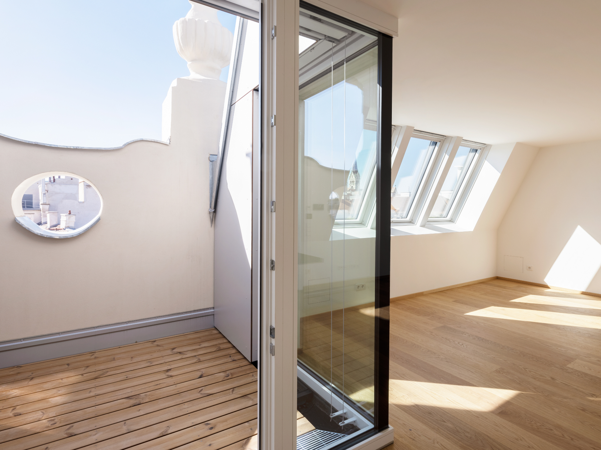 Wohnraum mit Gewölbedecke und Bogenfenster