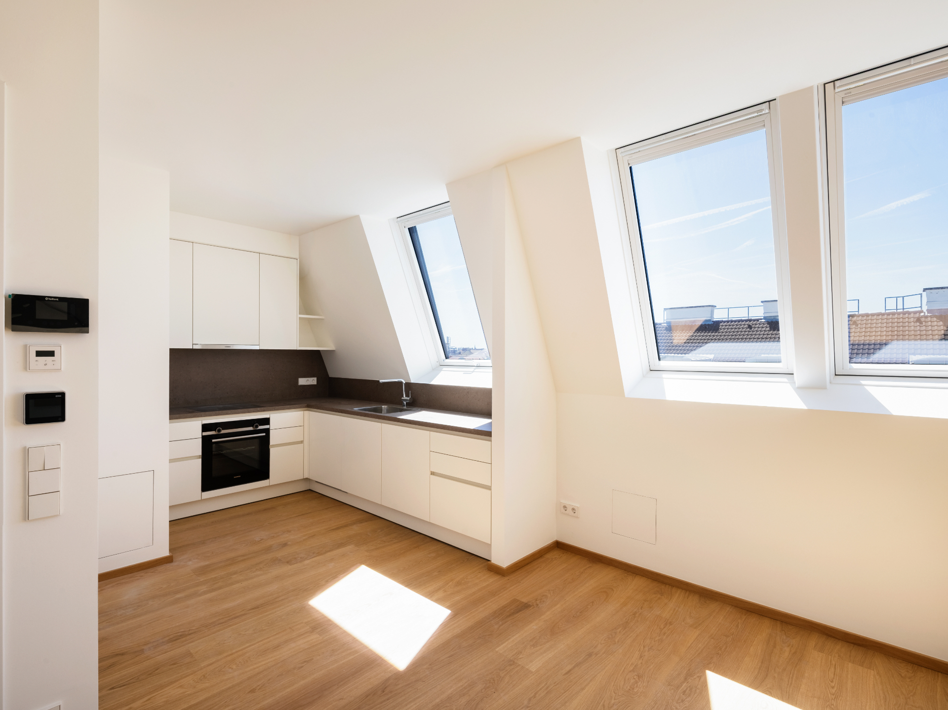 Offener Wohn-Küchenbereich mit Terrassenzugang