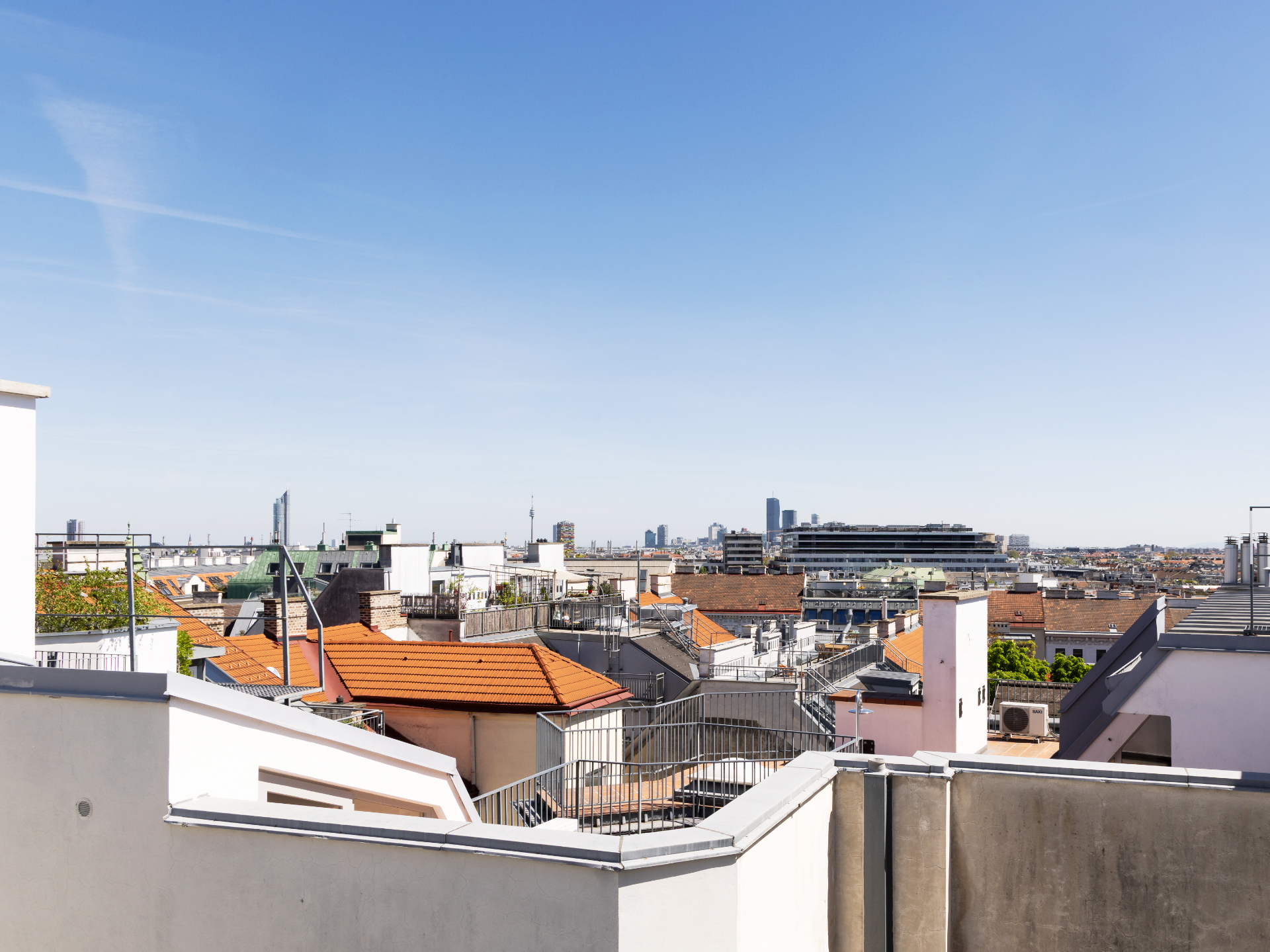 Panoramablick über die Wiener Dächer bis zur Skyline