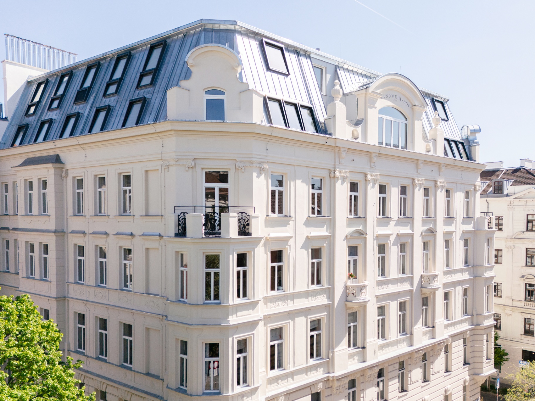 Elegante Gründerzeitfassade mit modernem Dachausbau