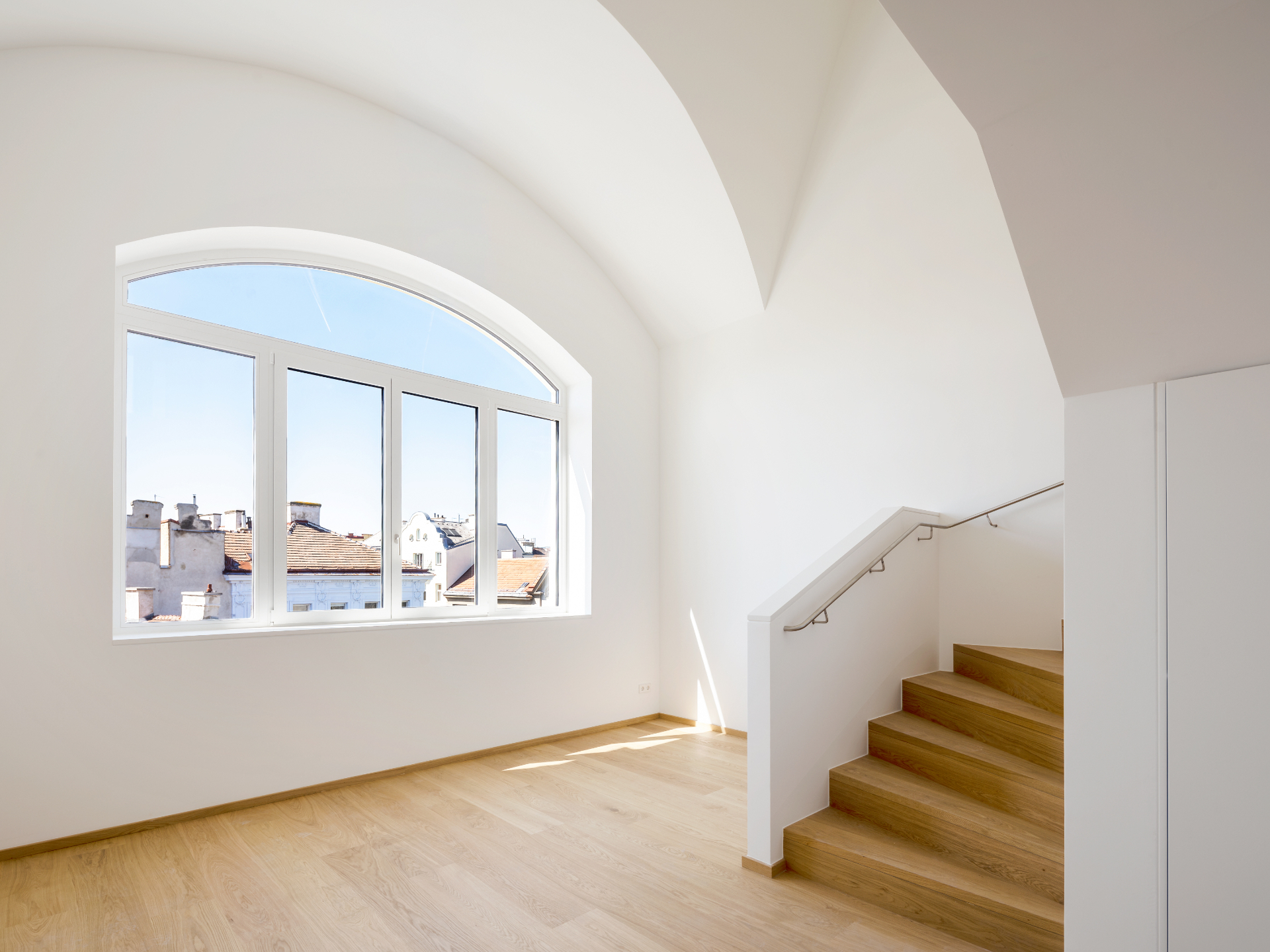 Moderne Küche mit Dachschräge und Tageslicht