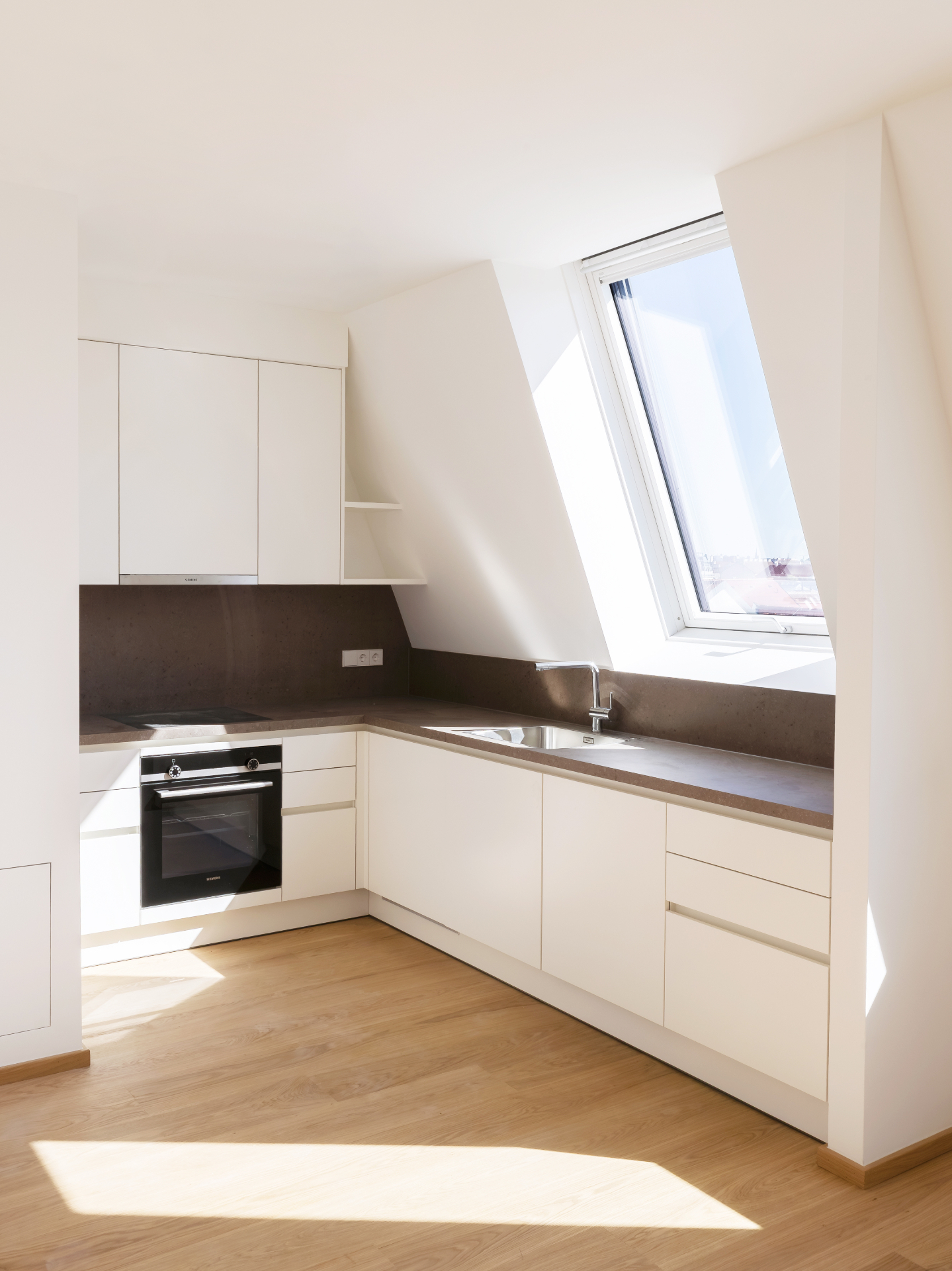 Heller Flur mit historischem Fliesenboden