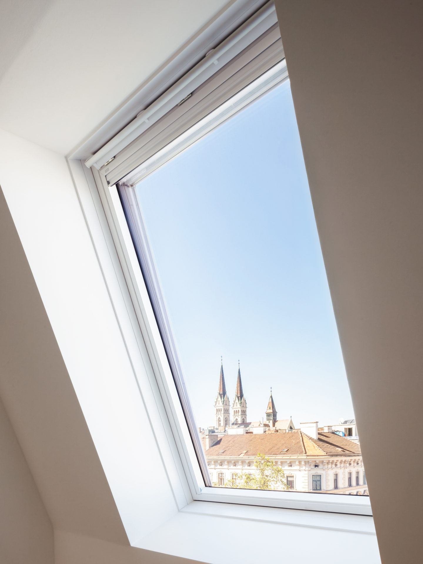 Dachfenster mit Blick auf Wiener Kirchtürme