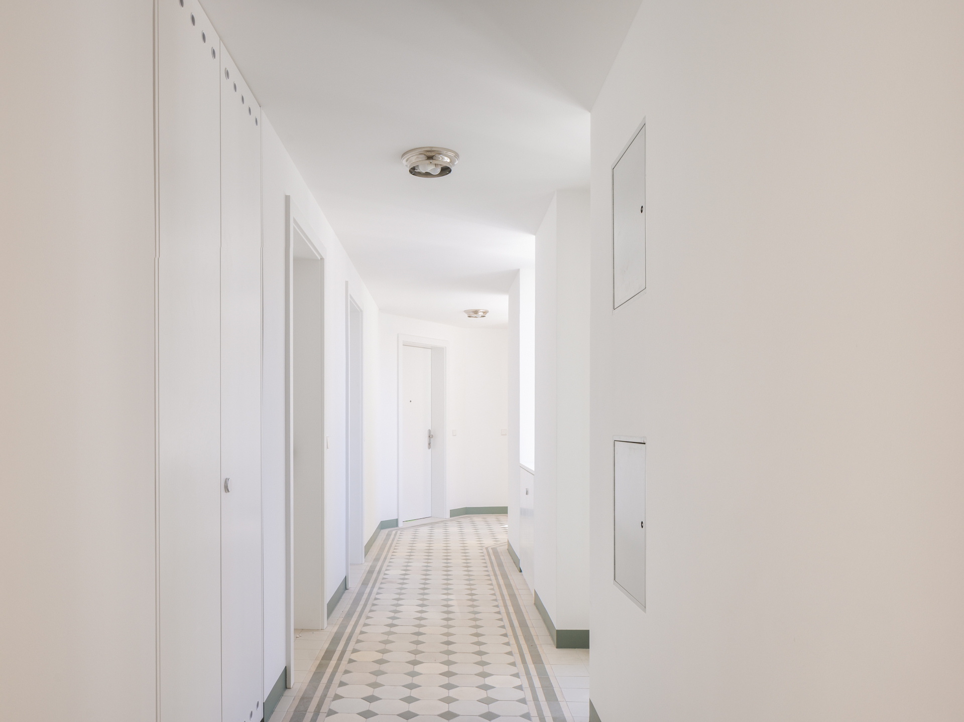 Lichtdurchfluteter Raum mit Eichenparkett