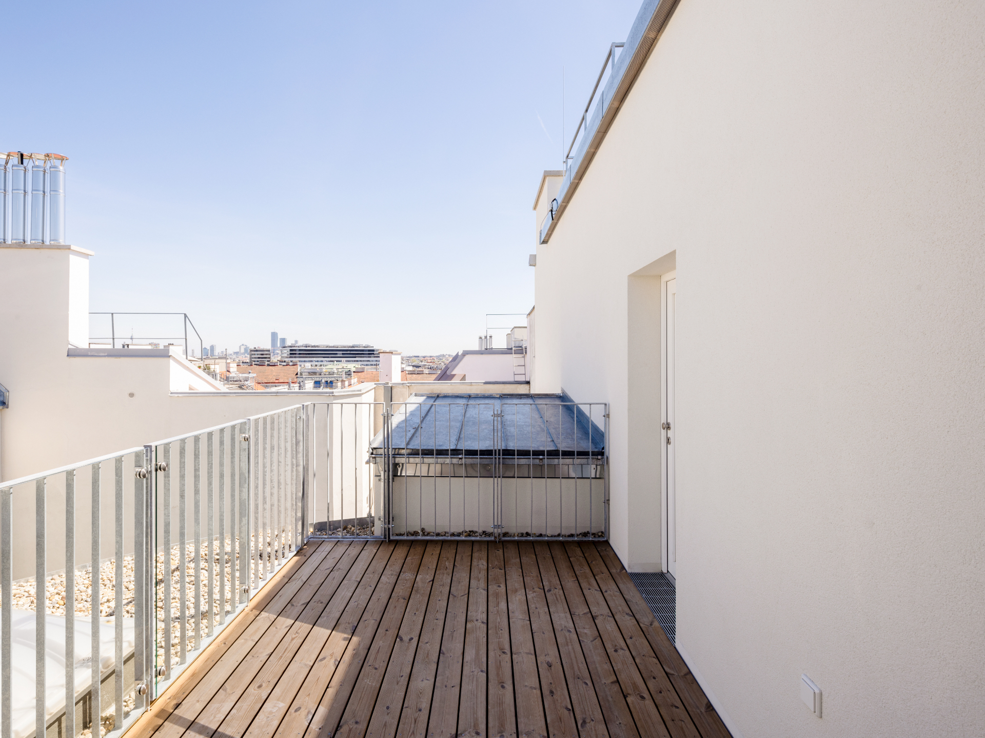 Helle Küche mit Dachfenstern und Weitblick